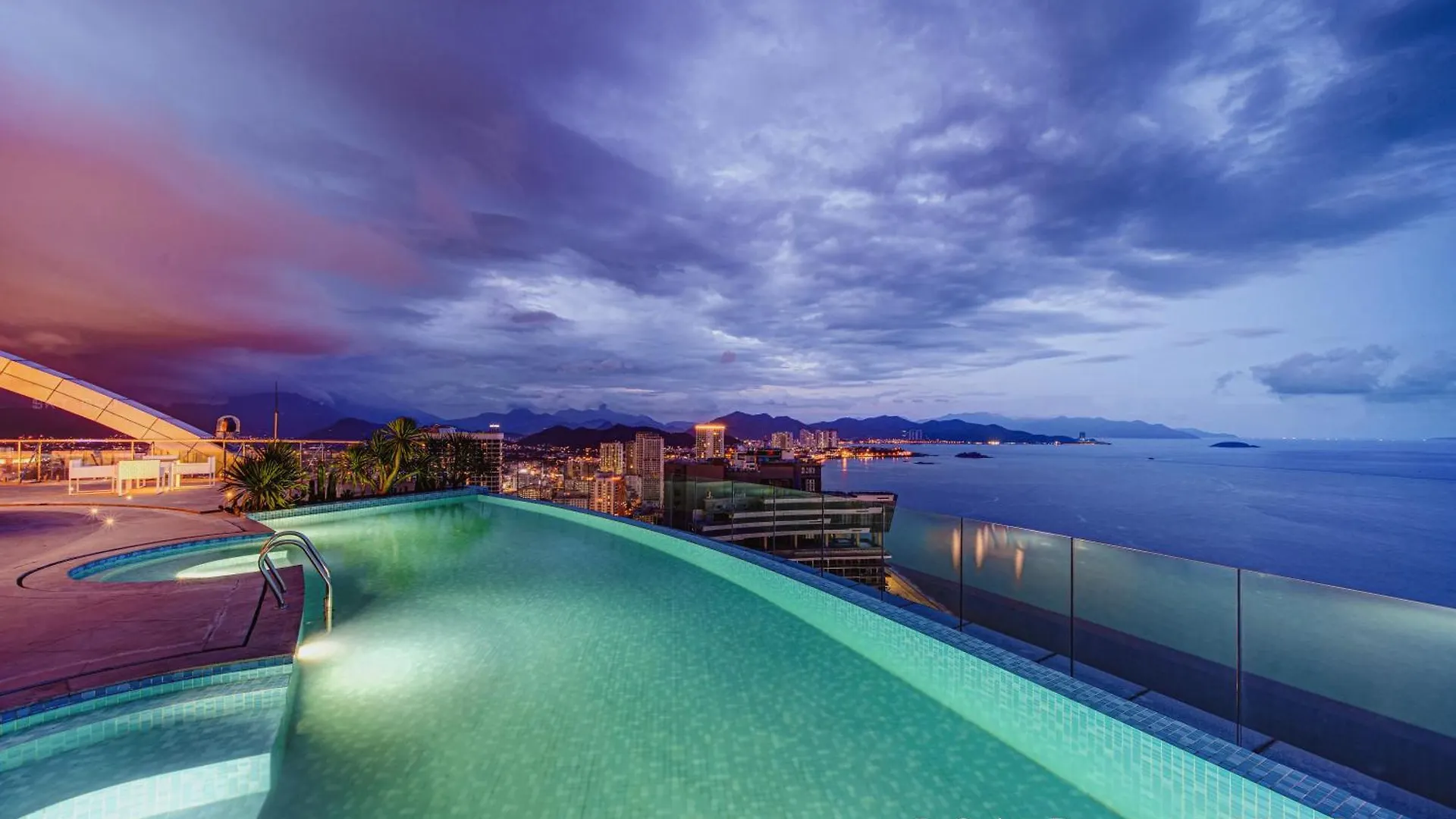 Infinity Panorama Oceanview Apartments 나트랑